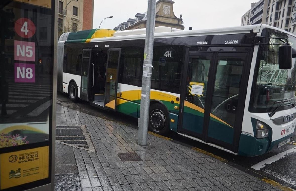 Moventis TCC ofrece una propuesta a los trabajadores para evitar la huelga de transporte en San Fermín. Imagen de uno de los autobuses de la Mancomunidad de la Comarca de Pamplona, conocidos como "villavesas"