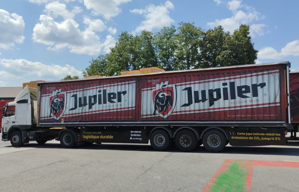 Imagen de los faldones laterales aerodinámicos en un camión de AB-InBev