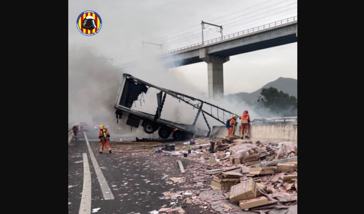 Imagen de la intervención en el accidente. Foto: Consorcio de Bomberos de Valencia