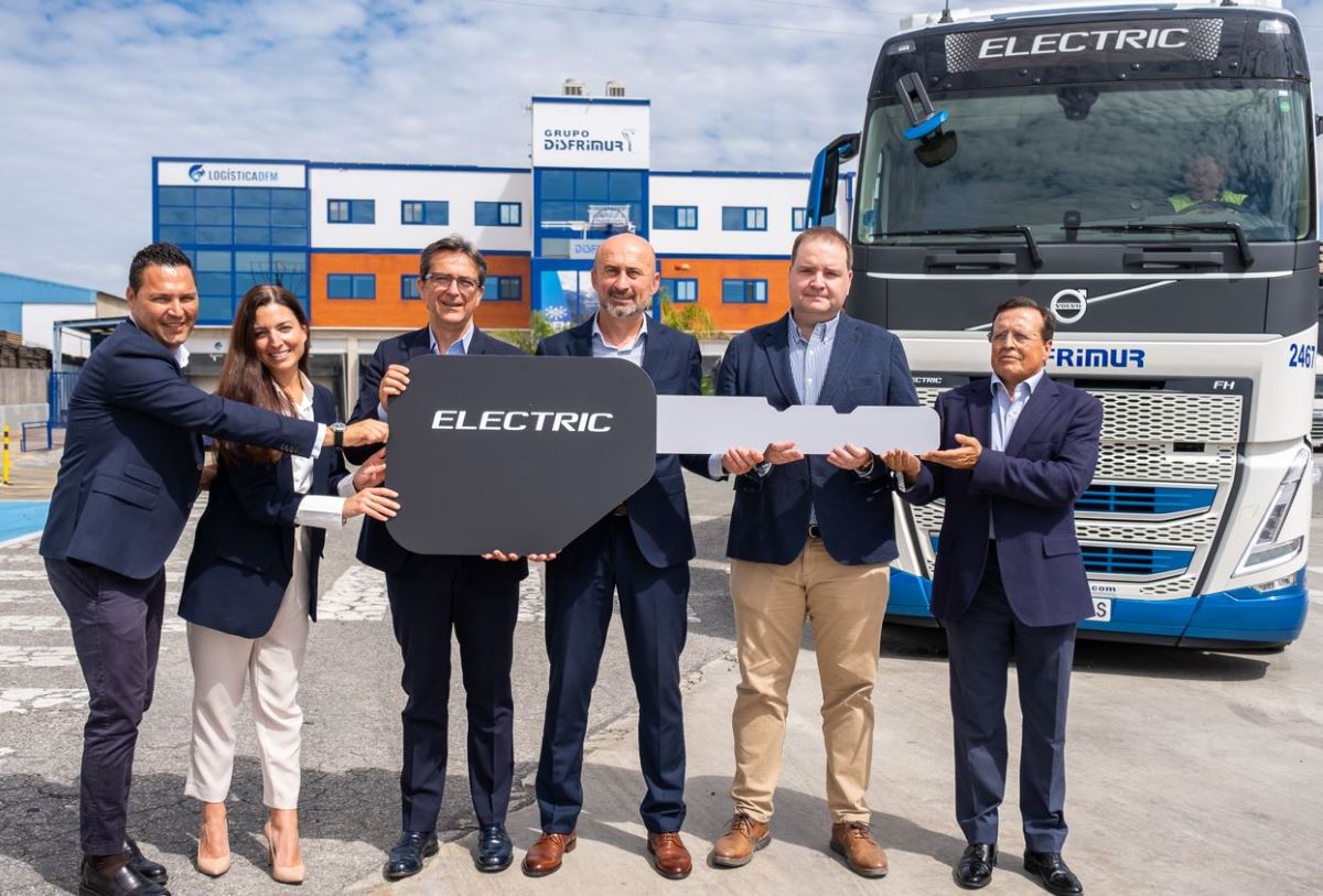 Imagen de la entrega de los 8 camioner Volvo FH Electric a Disfrimur. Fotos: Volvo Trucks