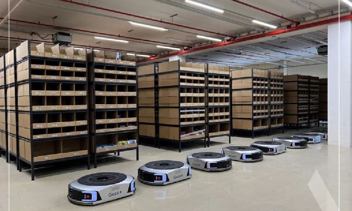 Imagen de los robots de Geen+ en un almacén de Rhenus Group. Foto Rhenus Logistics