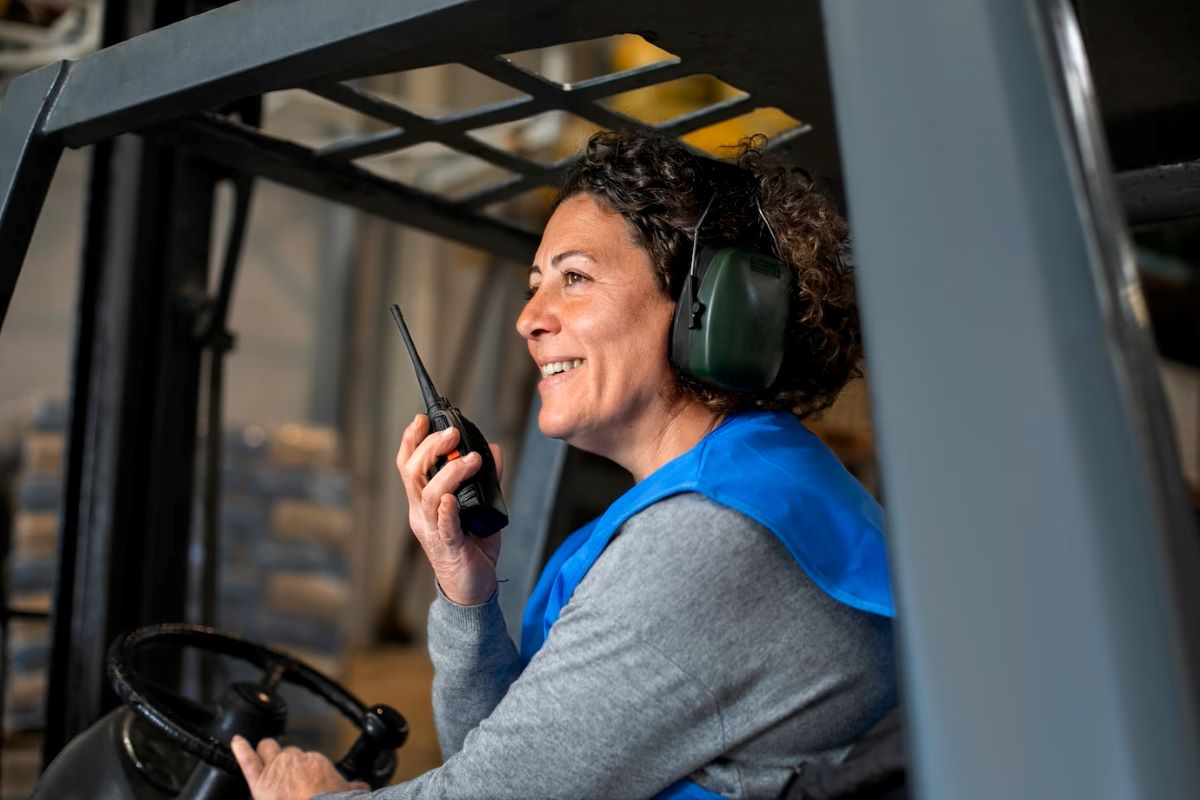 Imagen de una mujer trabajando en la industria del transporte y la logística