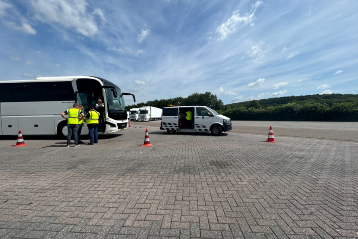 Imagen del control a un conductor de autobús internacional por la ILT