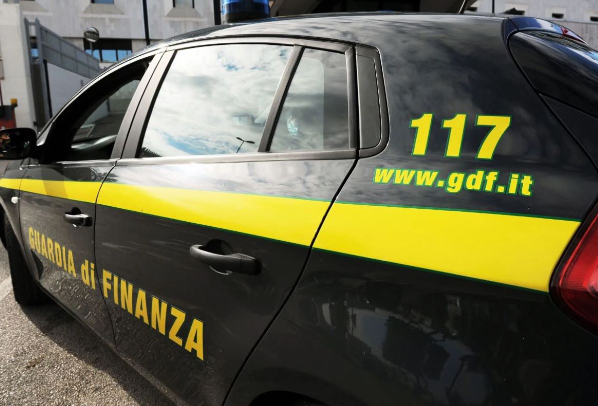 Una investigación policial desmonta un fraude fiscal en empresas de transporte y logística. Imagen de un automóvil de la Guardia di Finanza