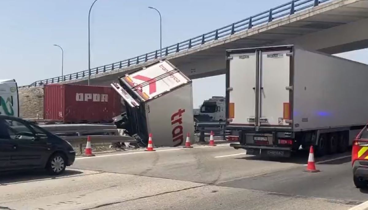 Imagen de camión accidentado. Foto: Twitter 112 Comunidad de Madrid