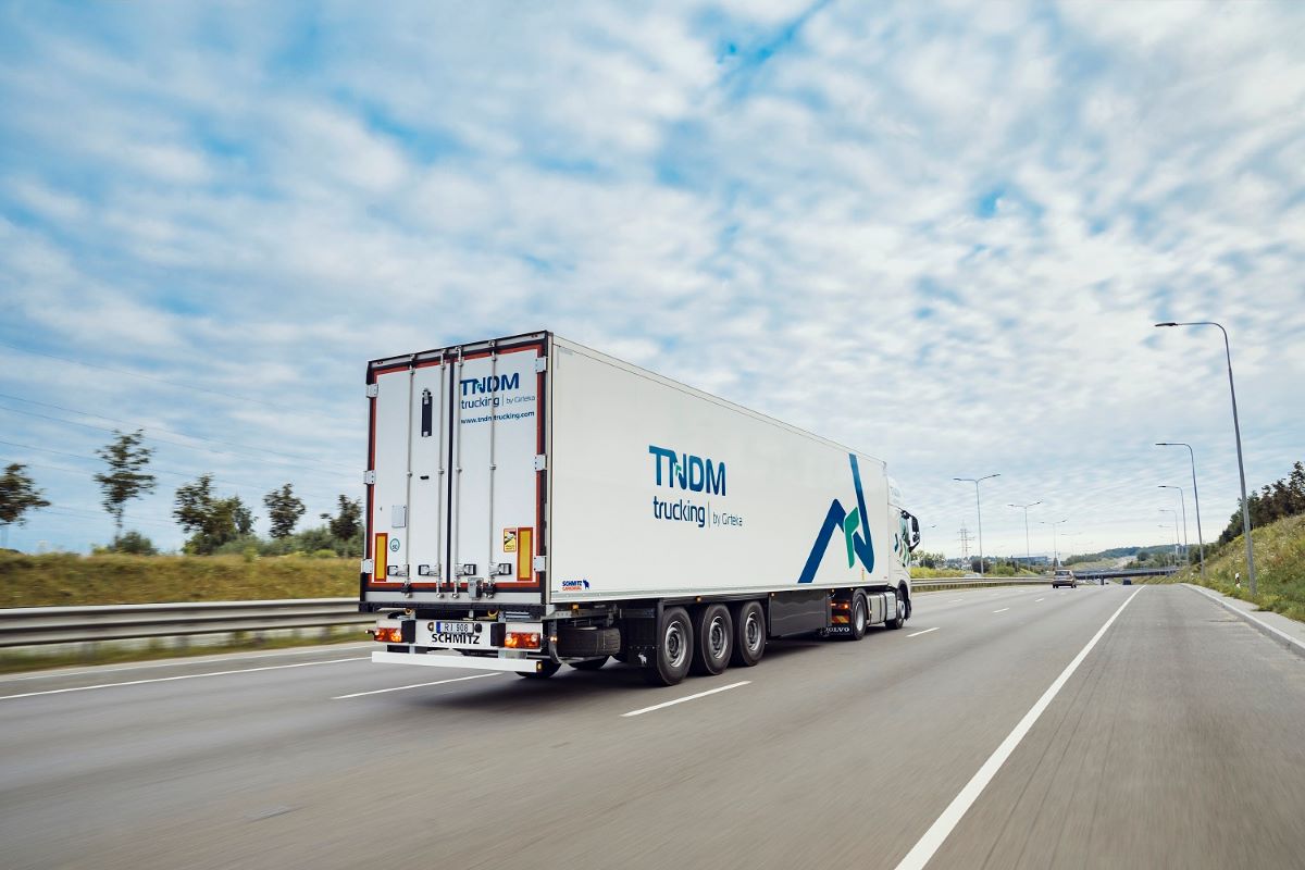 Imagen de uno de los camiones de TNDM Trucking en carretera