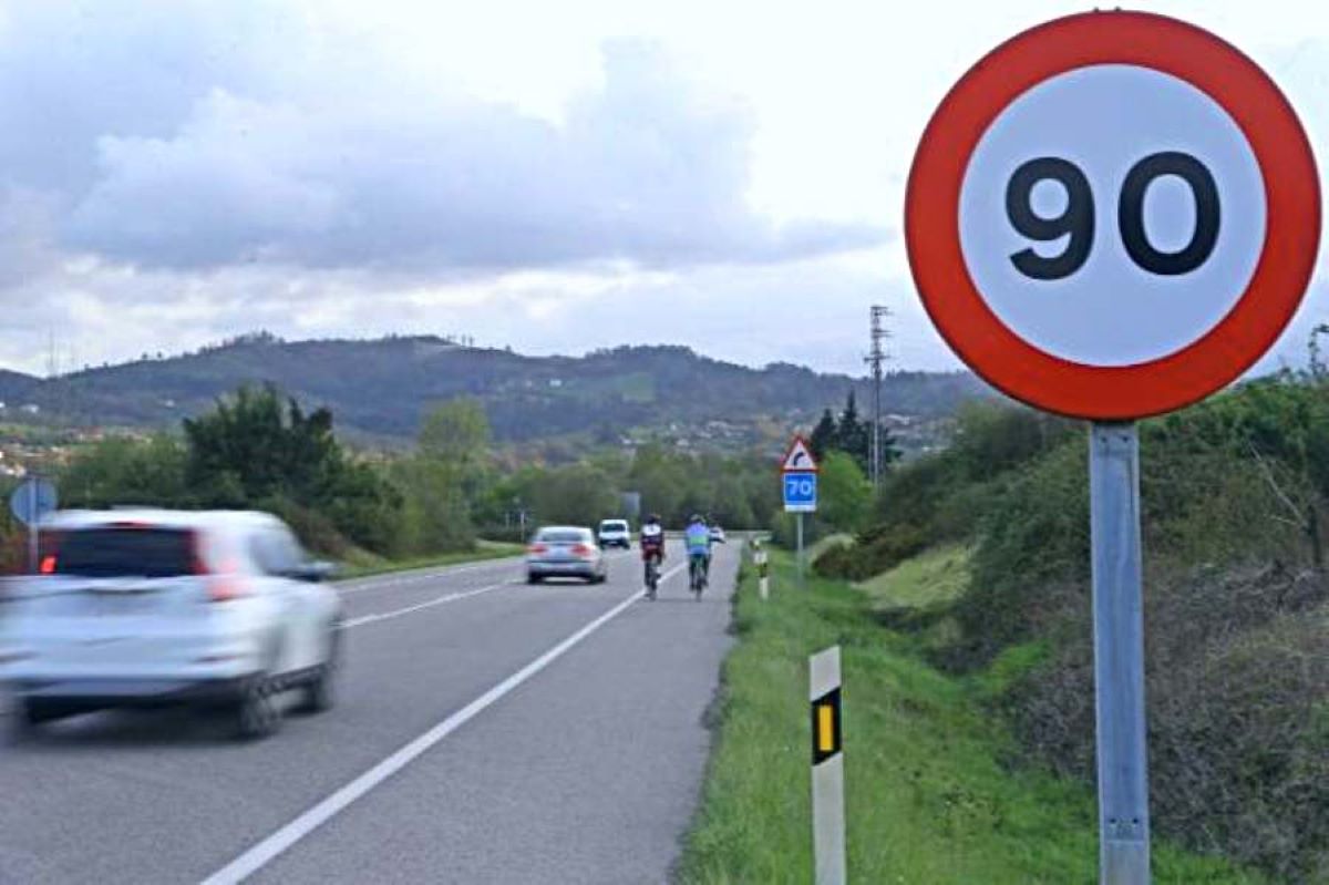 Imagen de una carretera convencional española