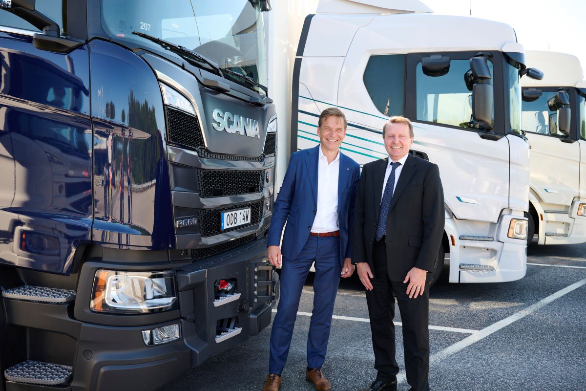 Imagen del acuerdo de entrega de 2.500 camiones Scania en Reino Unido. Fotos: Scania Group