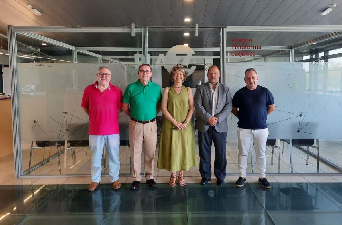 Imagen de Luis Carlos Bello, Carmelo Garrido, Juan Manuel Martínez Mourín y Ricardo Lucientes con Isabel Velasco Isabel Velasco directora de desarrollo comercial de Aragón Plataforma Logística