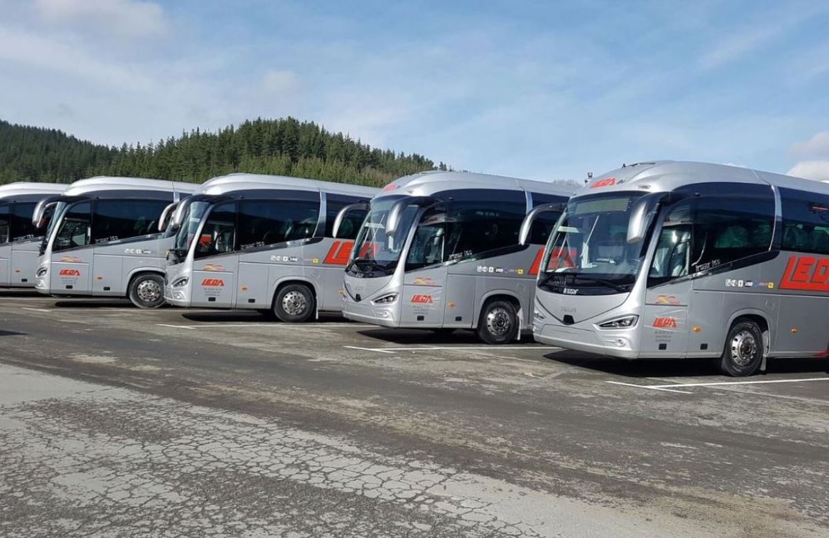 Imagen de autobuses de la empresa Leda. Foto: FACUA Extremadura