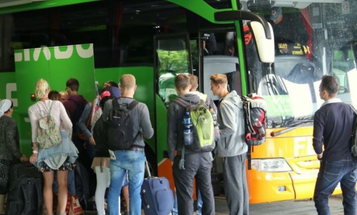 Imagen de jóvenes viajando en un autobús de FlixBus. Foto de archivo