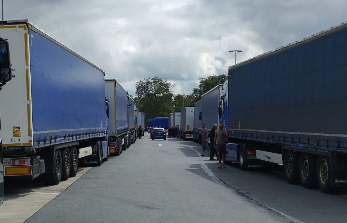 Imagen de algunos de los camiones de la empresa polaca estacionados en las áreas de Gräfenhausen. Foto: Faire Mobilität
