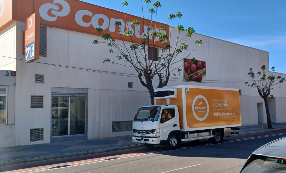 Imagen de un supermercado y un vehículo de reparto de Consum: Foto Consum