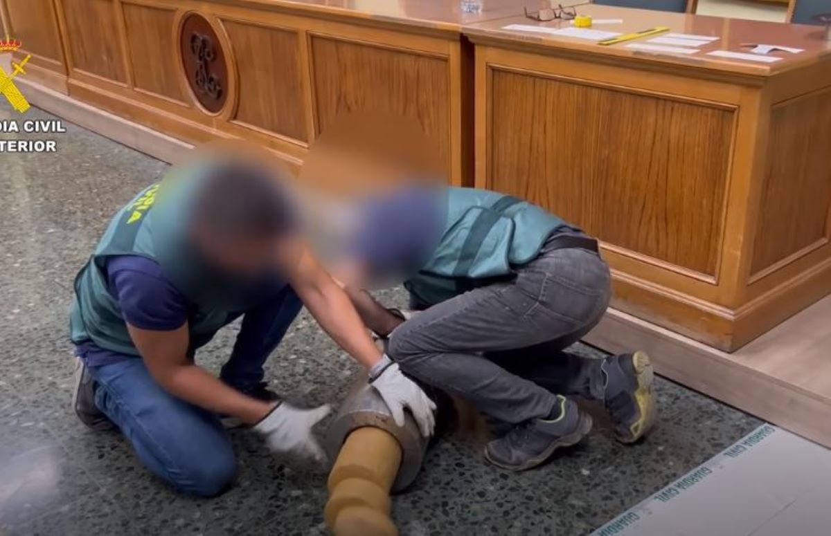 Imagen de la cocaína oculta en cilindros metálicos. Fotos Guardia Civil