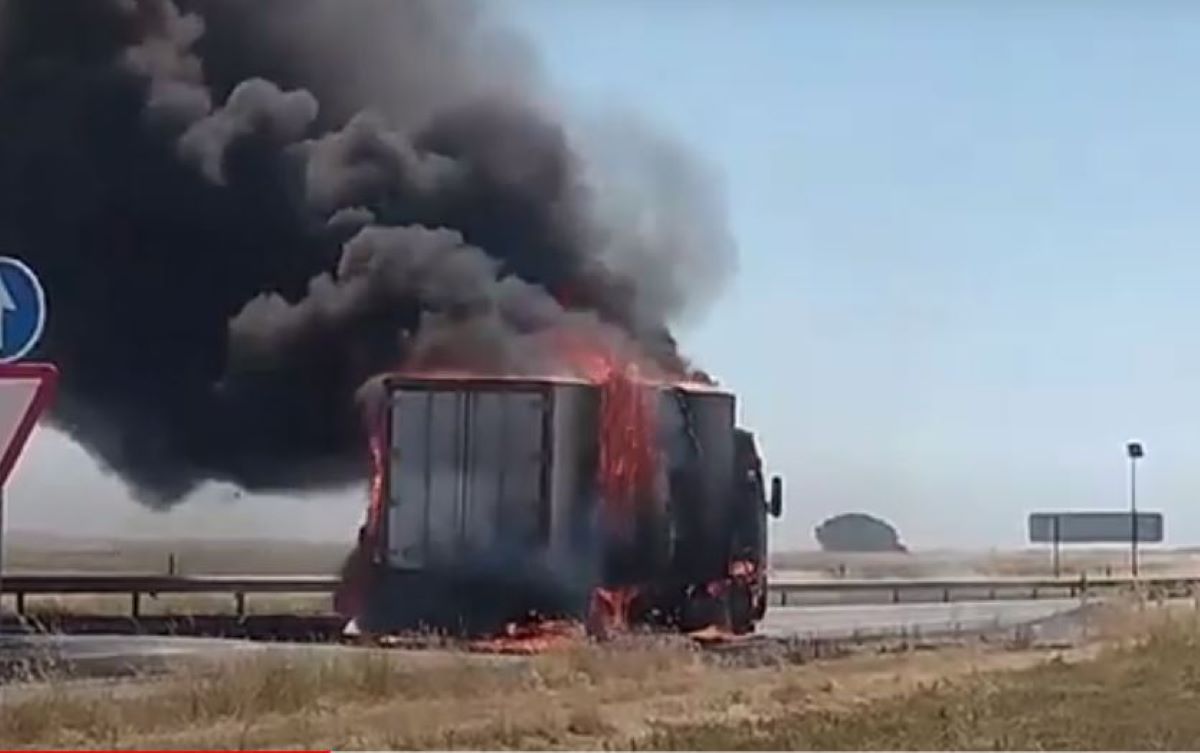 Imagen del incendio del camión. Foto: Vídeo Europa Press