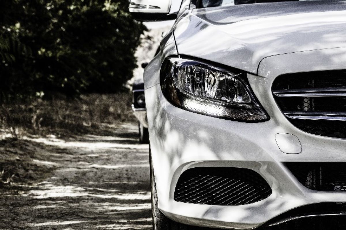 Imagen de un automóvil en verano. Foto: Recomotor
