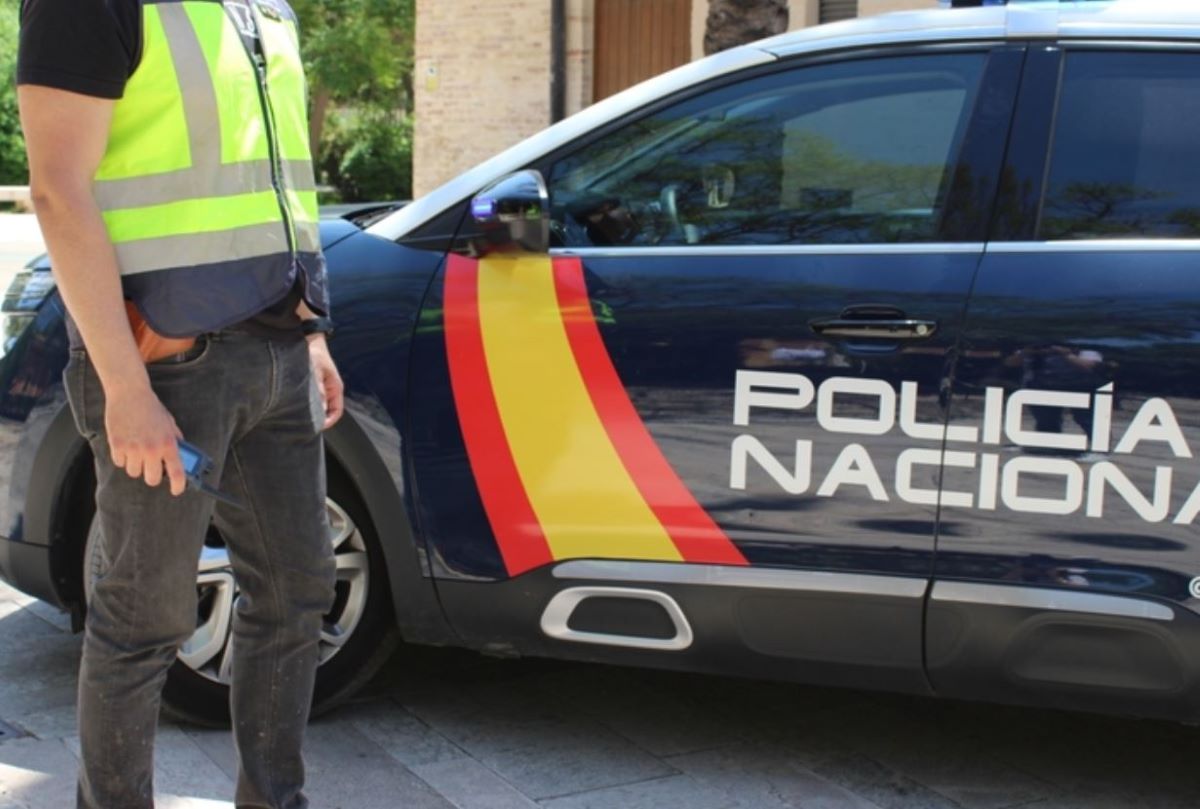 Imagen de un agente y un automóvil de la Policía Nacional Foto de archivo