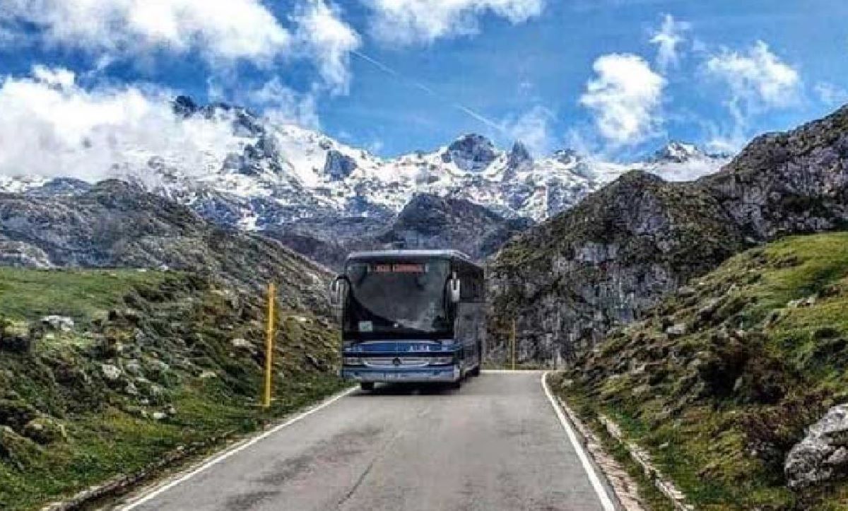 Imagen de un autobús en la carretera a los Lagos de Covadonga. Foto: Guía de Turismo de Asturias