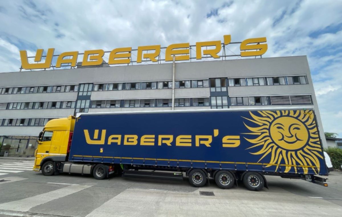 Imagen de un camión de Waberer's ante la sede de la empresa. Foto de archivo