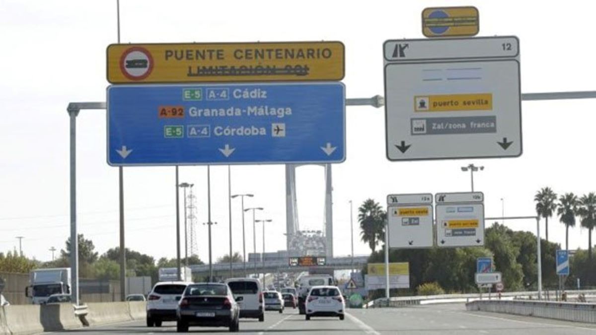 Imagen de carteles del Puente del Centenario. Foto de archivo