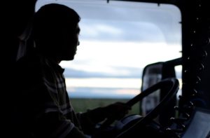 ¿Cómo atraer buenos conductores y evitar estafadores? Imagen de un conductor de camión. Foto de archivo