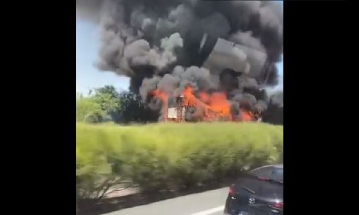 Imagen del incendio del camión. Foto: Twitter Cadiz Directo