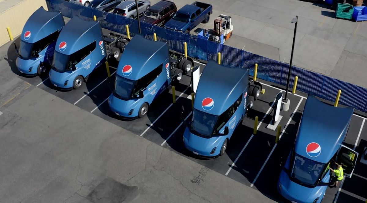 Imagen de varios camiones Tesla Semi de PepsiCo. Foto: Vídeo: NACFE