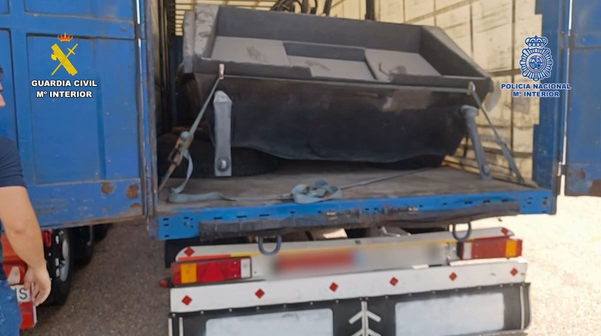 Imagen de la narcolancha en el interior del semirremolque. Foto: Guardia Civil/Policía Nacional