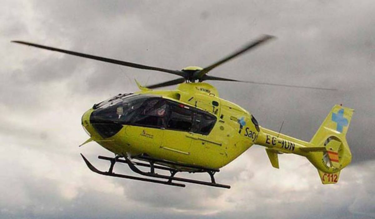 Imagen de un helicóptero de Sacyl. Foto de archivo
