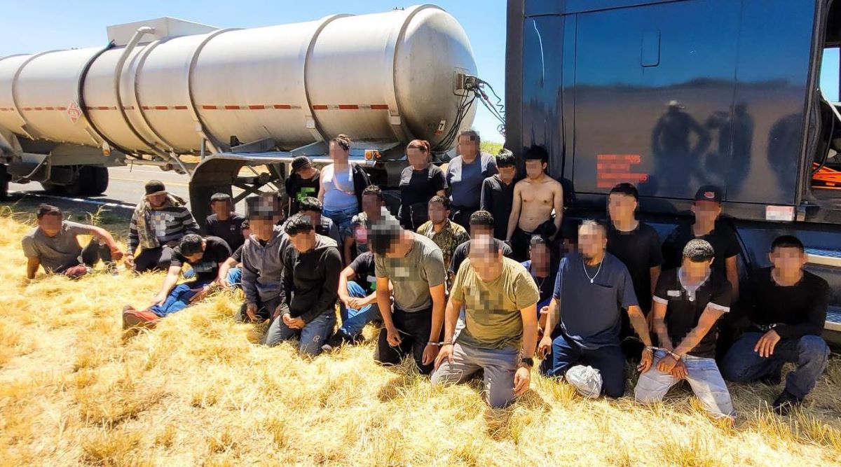 Imagen de las personas localizadas en el interior de la cabina. Foto: US Border Patrol Laredo Sector
