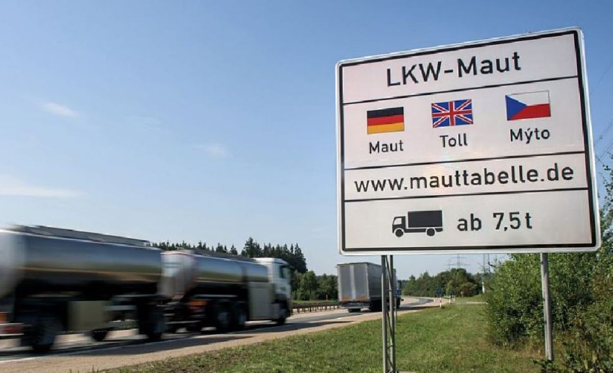 Imagen de una señal de peajes en Alemania. Foto de archivo