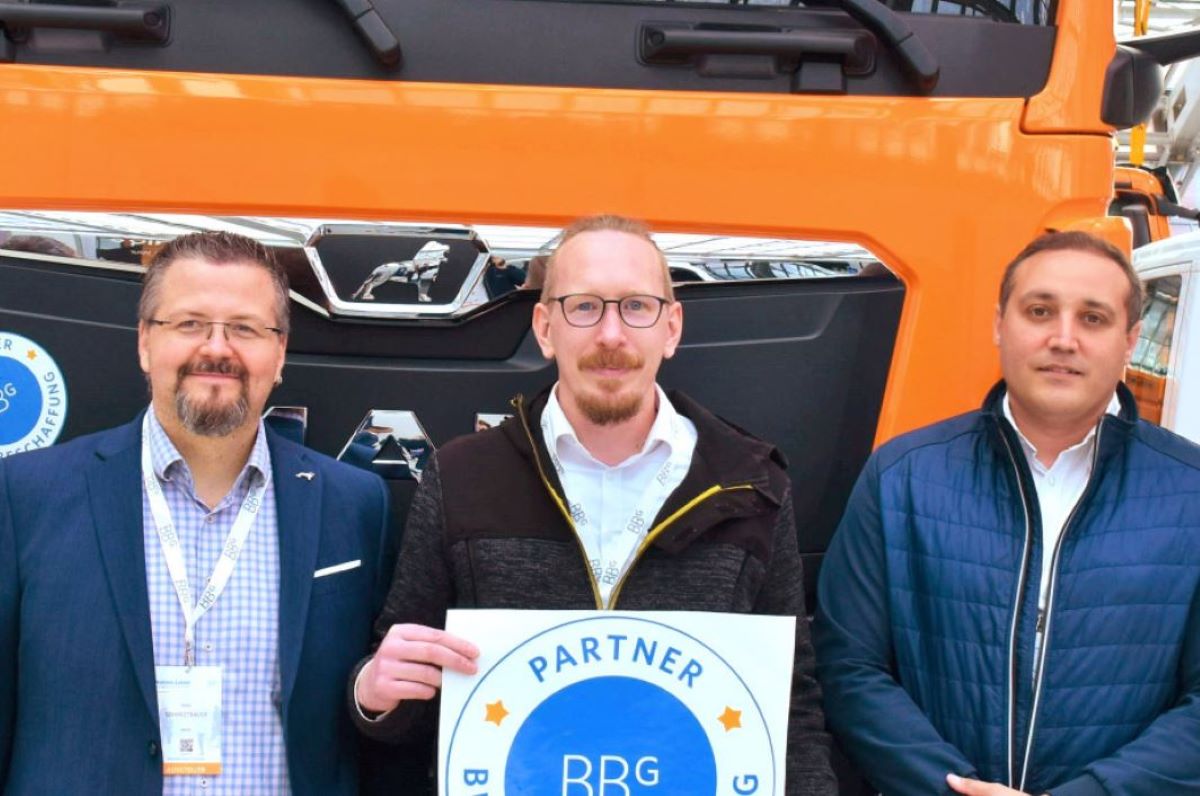 Imagen de representantes de MAN y de la Agencia Federal de Contratacion Pública de Austria. Foto. MAN Truck & Bus