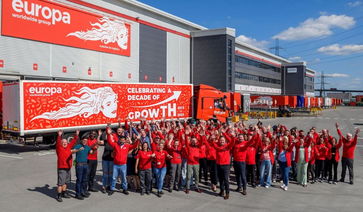Imagen de empleados de Europa Worldwide Group celebrando la década de crecimiento. Foto: Europa Worldwide Group
