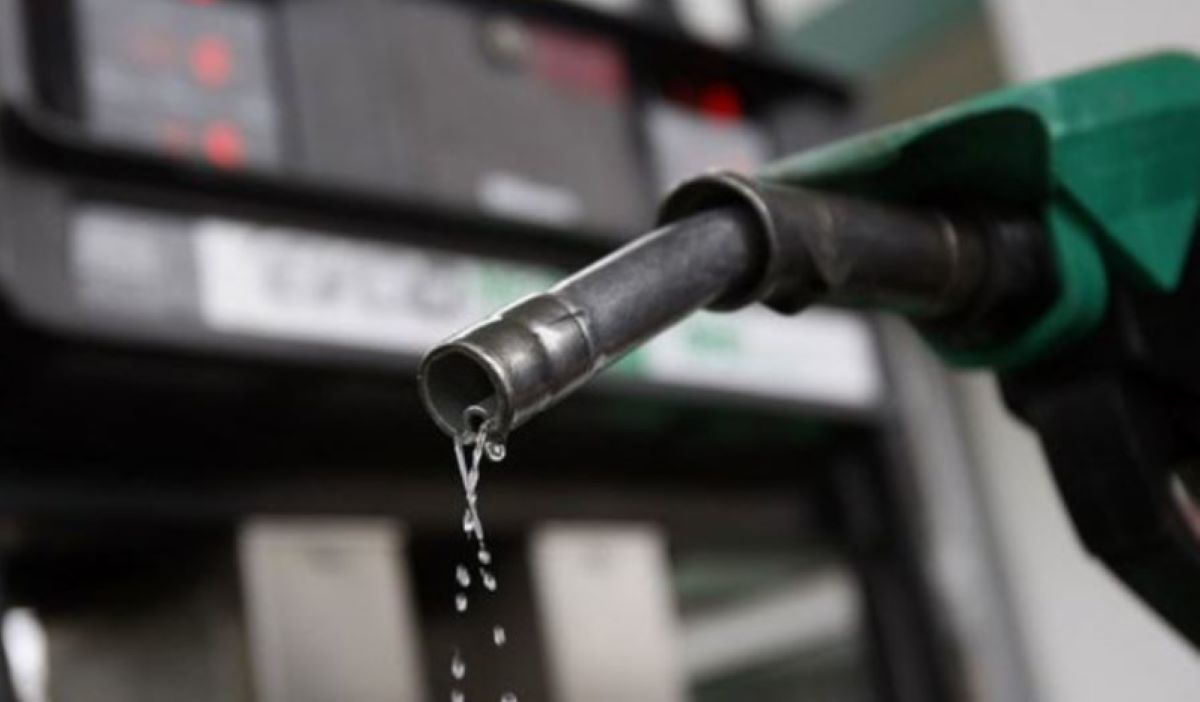Imagen de un surtidor de combustible. Foto de archivo