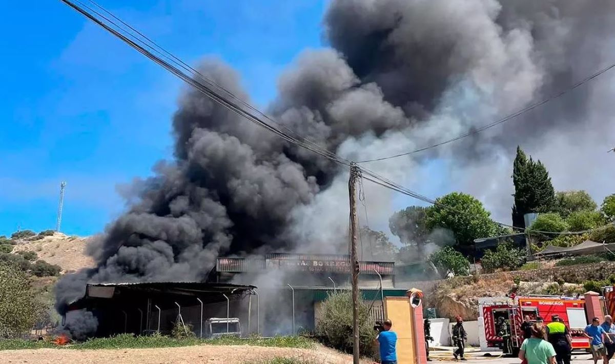 Imagen del incendio de la nave. Foto: Ayuntamiento de Cabra