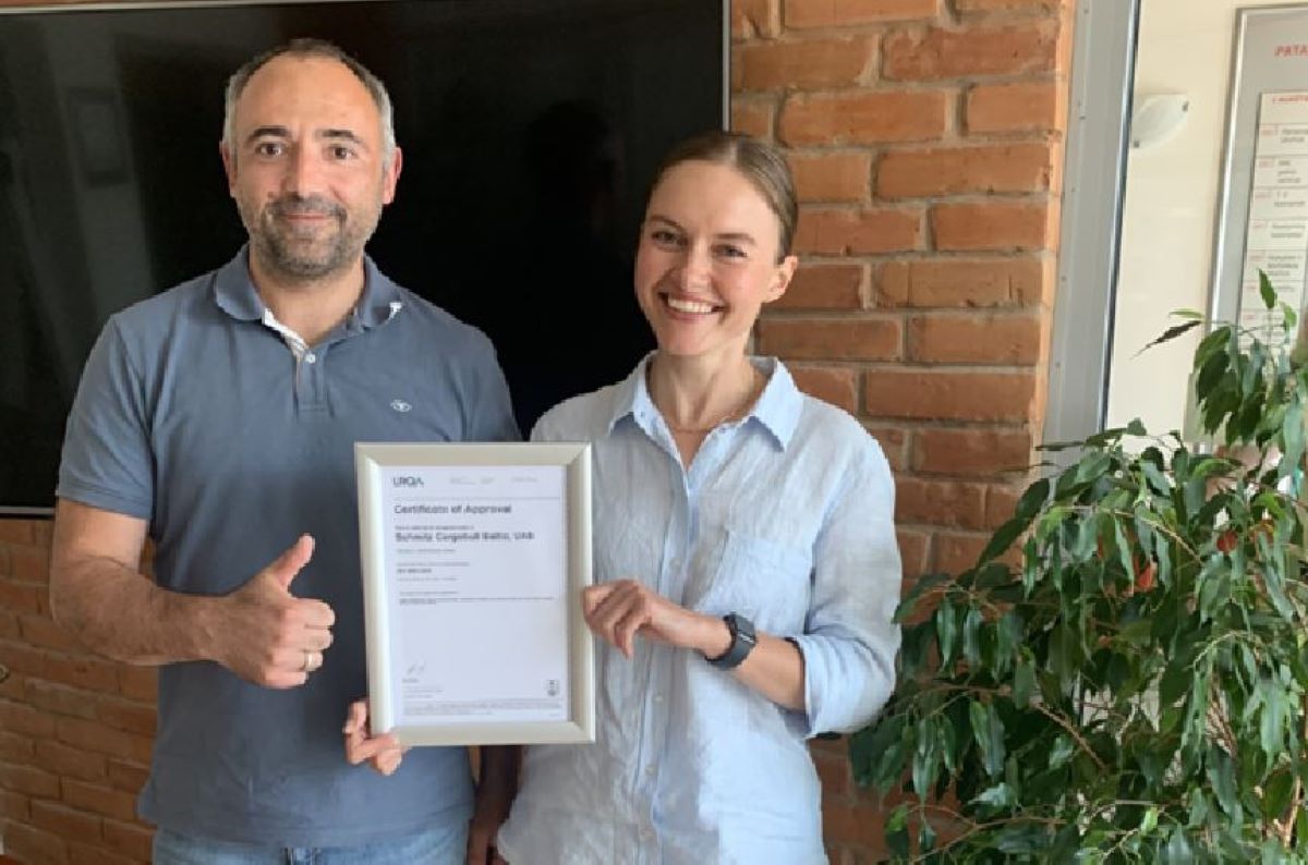 Dainius Pabreza y Justina Kardokaite con el certificado de gestión ambiental ISO 14001. Foto: Schmitz Cargobull