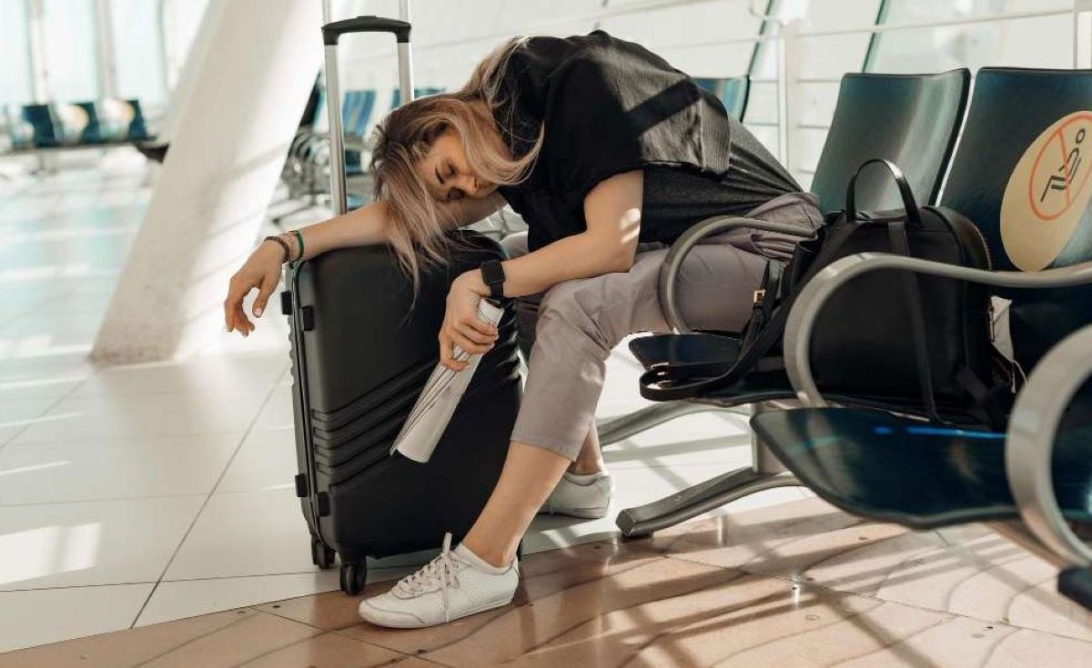 Imagen de una viajera y el jet lag. Foto de archivo
