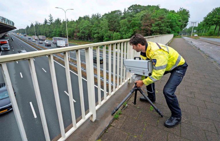 Imagen de un agente de los Países Bajos utilizando la MONOcam Foto: Roadpol