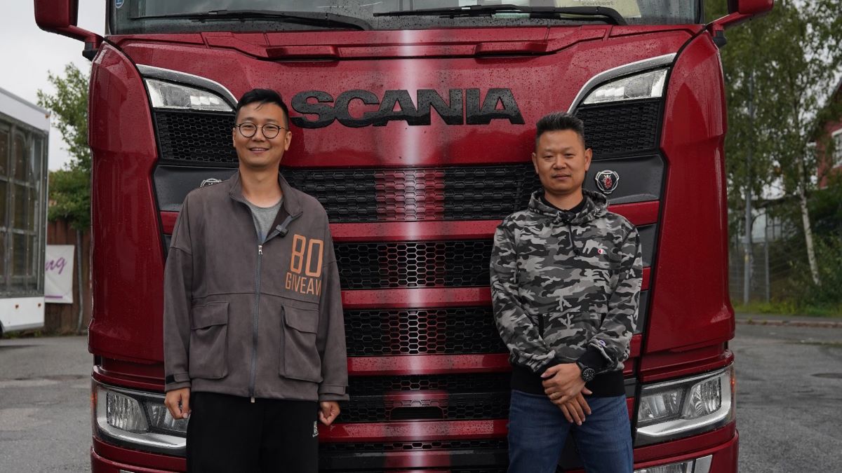Imagen de los dos camioneros chinos. Foto: Scania Group