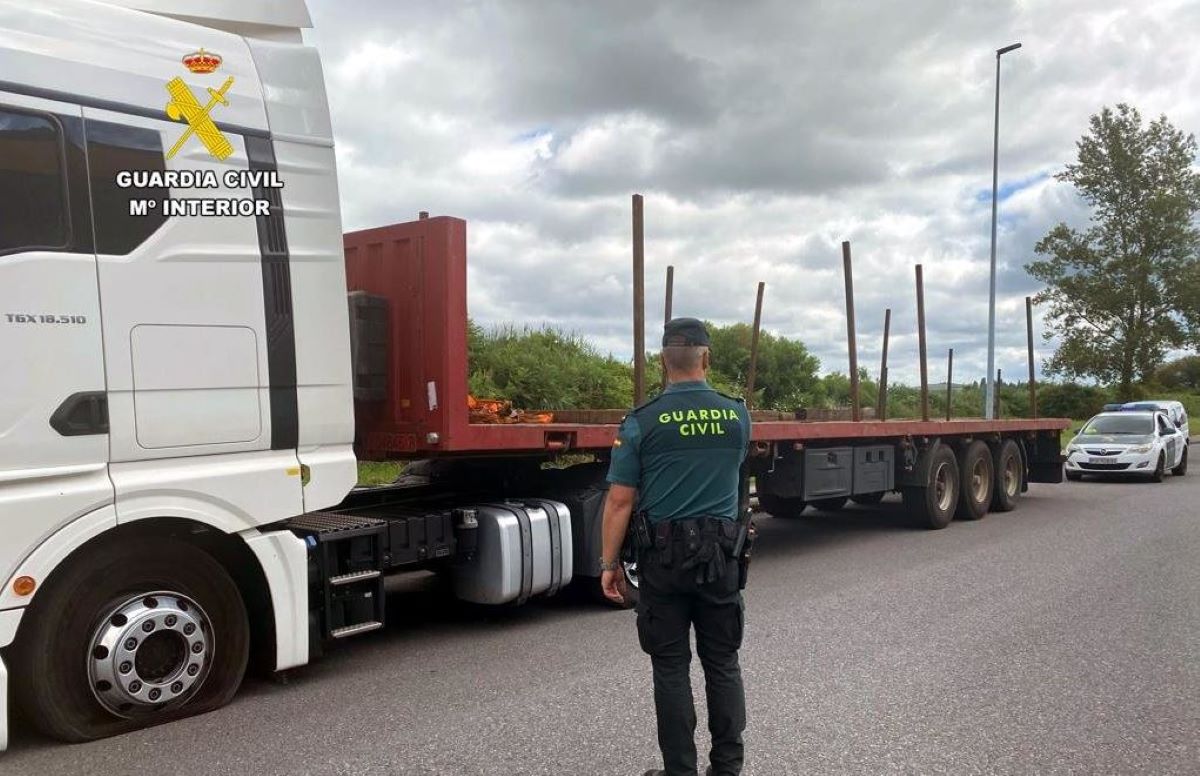 Imagen de la cabeza tractora y remolque recuperados. Foto: Guardia Civil