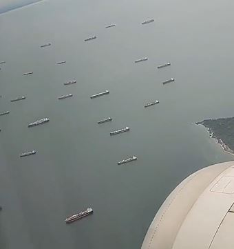 Buques eperando para cruzar el Canal de Panamá