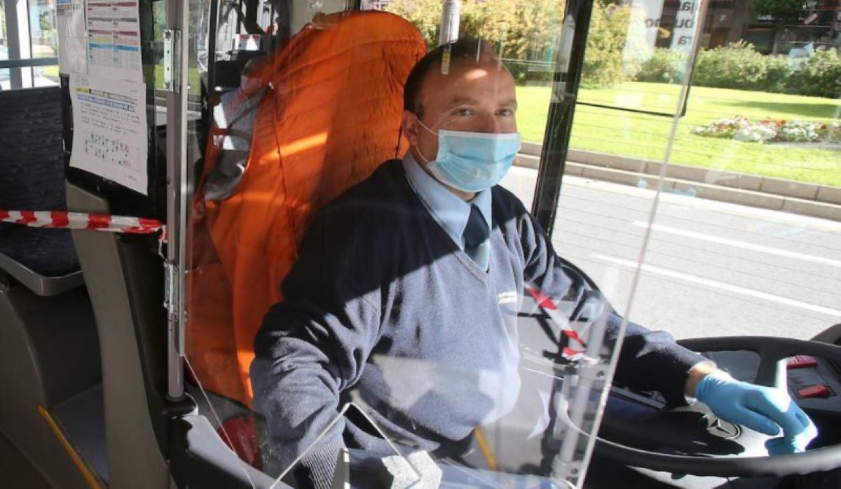 Imagen de un conductor de autobús durante la pandemia del Covid-19. Foto de archivo