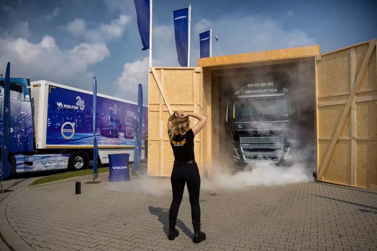 La embajadora de Volvo Trucks Polska, Iwona Blecharczyk, recibiendo su camión. Fotos: Volvo Trucks Polska. Vídeos: Iwona Blecharczyk