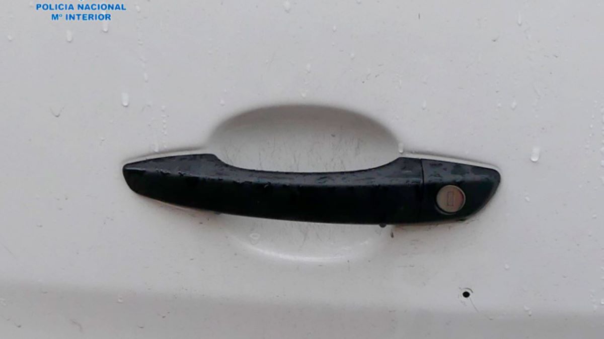 Imagen el pequeño agujero que hacian en las puertas de las furgonetas. Foto. Policía Nacional