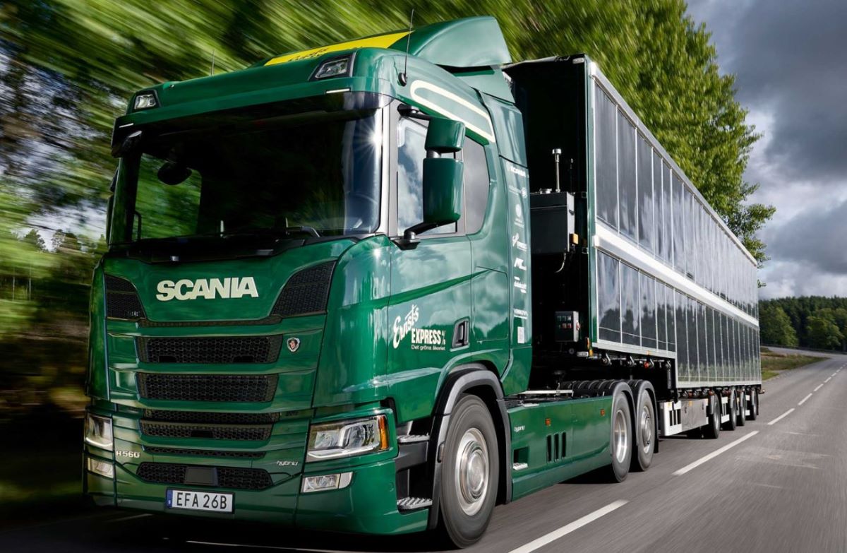 Imagen del camión de Scania híbrido con energía solar. Fotos y vídeo: Scania Group