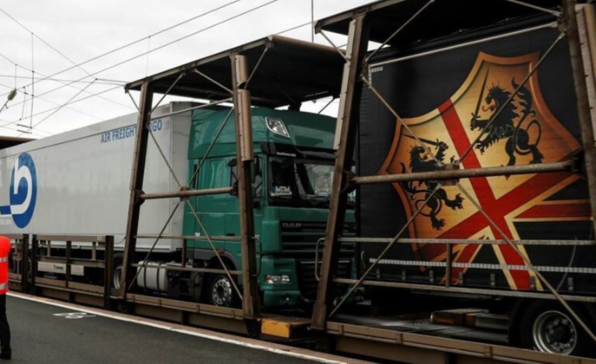 Imagen de camiones en el Eurotunnel hacia el Reino Unido. Foto de archivo