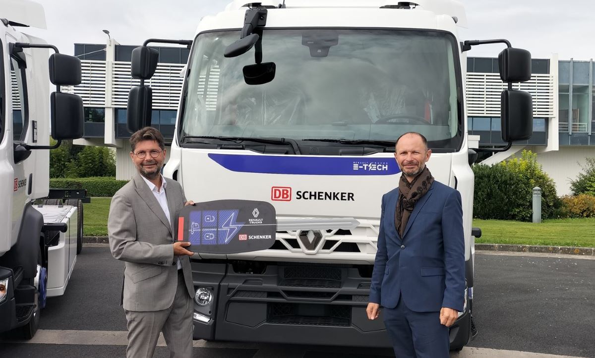 Imagen de la entrega a Schenker Francia de los camiones Renault Trucks. Foto: Renault Trucks France