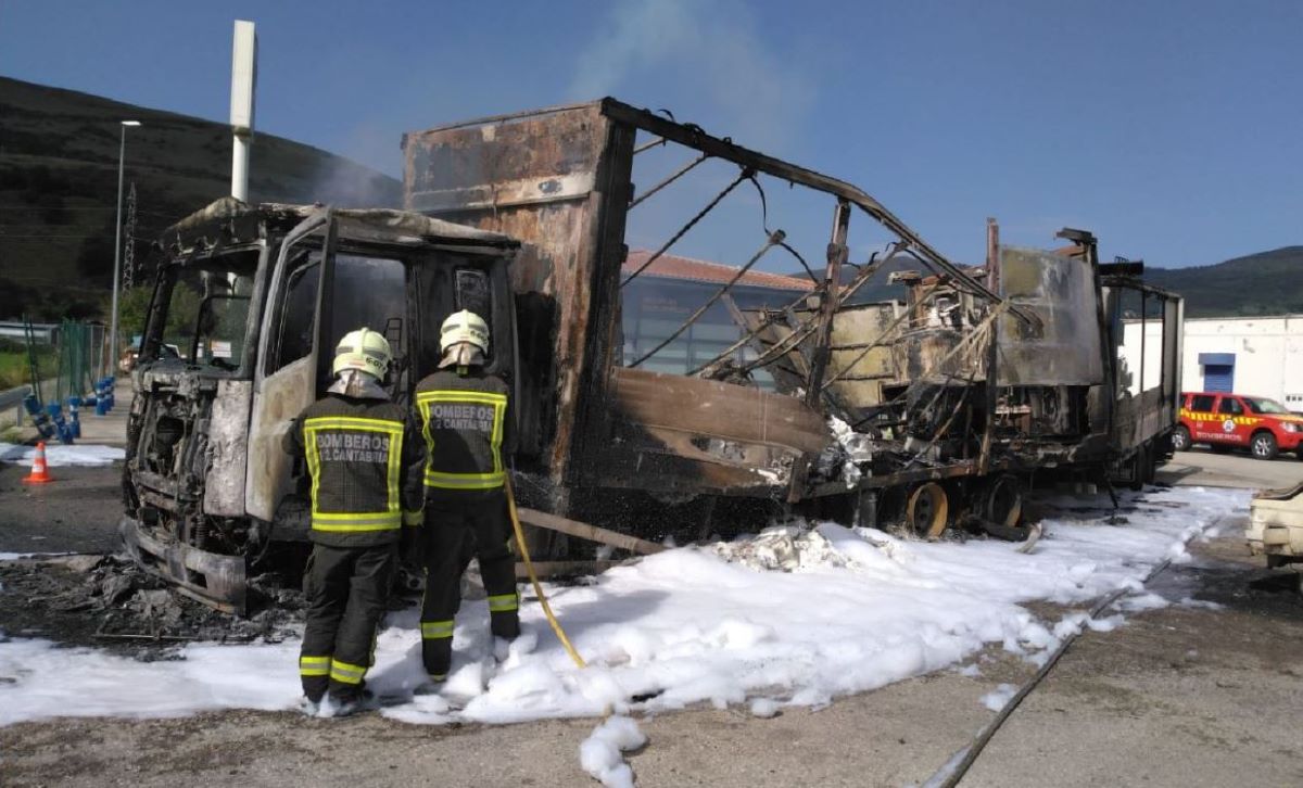 Imagen del camión calcinado. Foto: 112 Cantabria