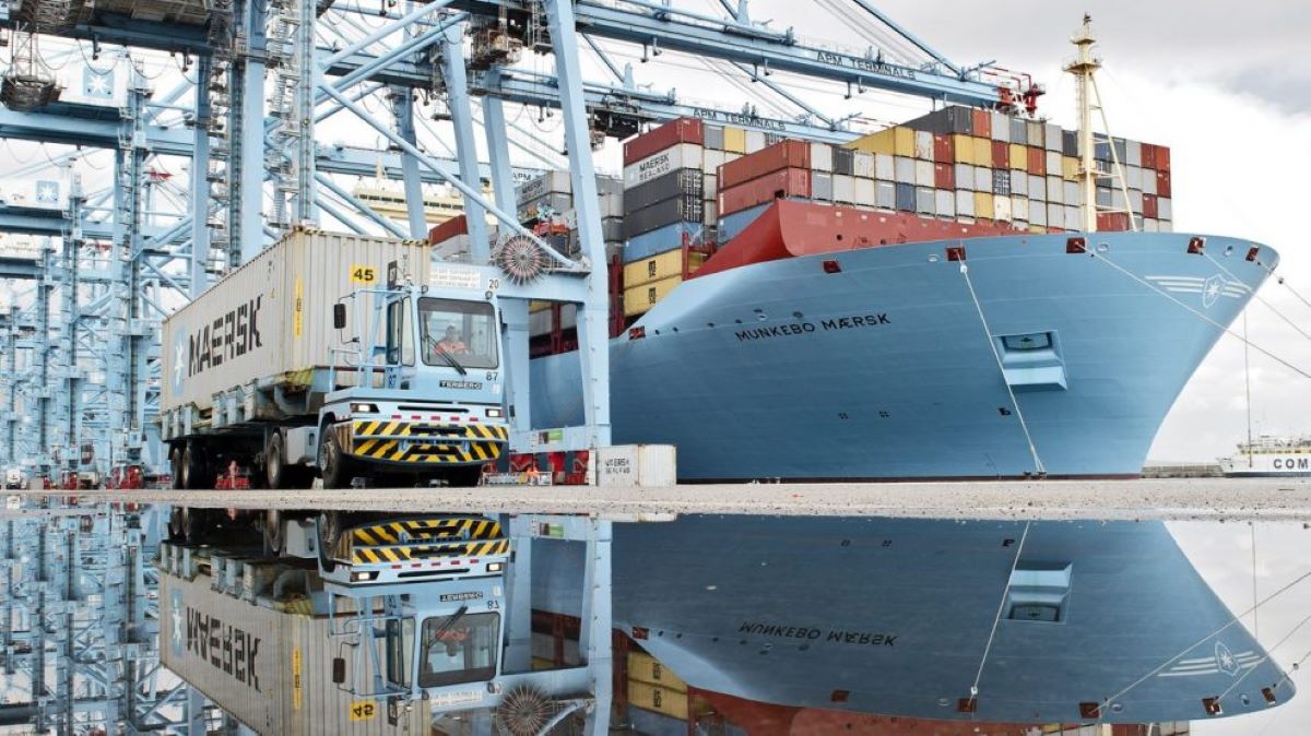 Imagen de transporte de contendores de Maersk. Foto de archivo