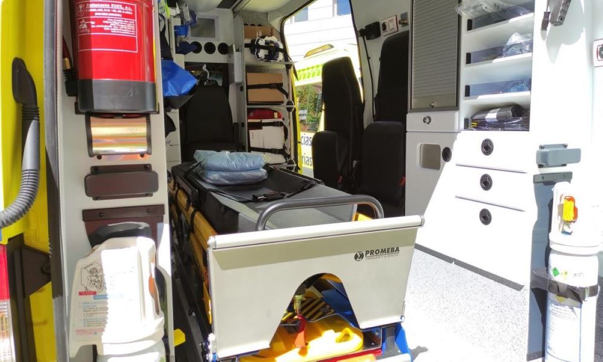 Imagen del interior de una ambulancia. Foto de archivo